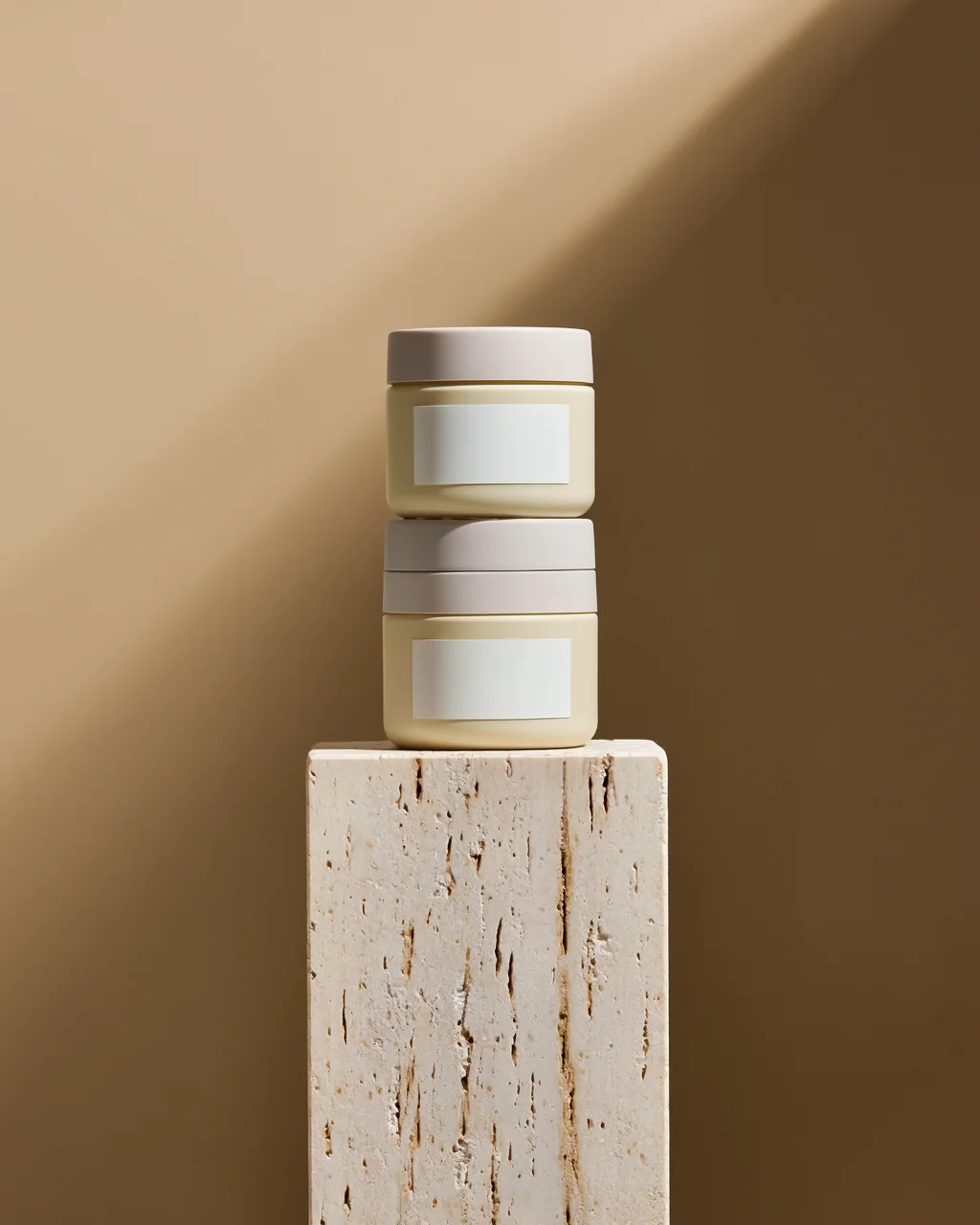 Concepto generado con IA: envases sobre travertino