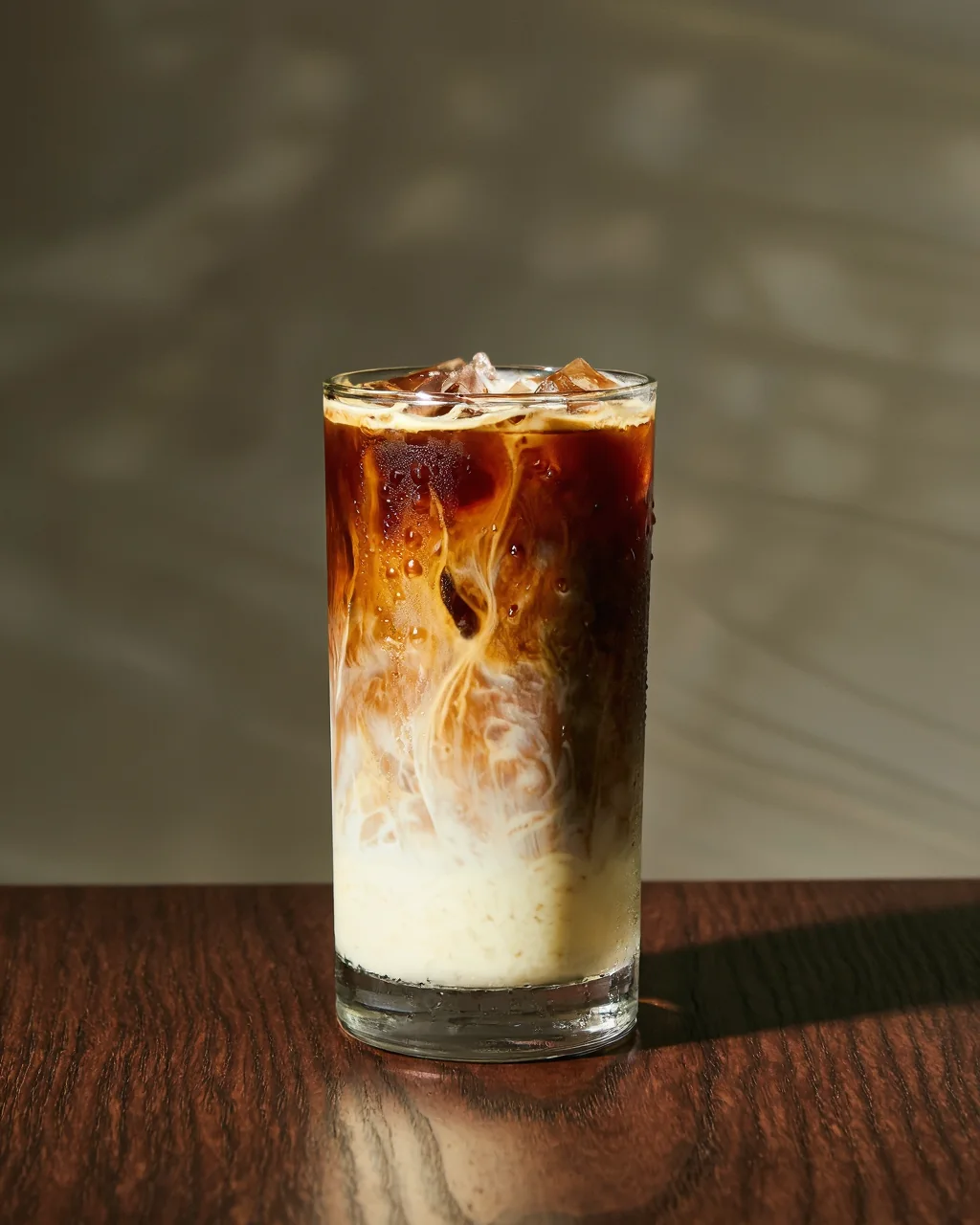 Concepto generado con IA: café frío con crema en remolino
